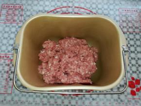 把肉沫倒入面包桶里