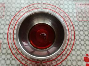 取干净的盆子，放入生抽，蚝油，鱼露