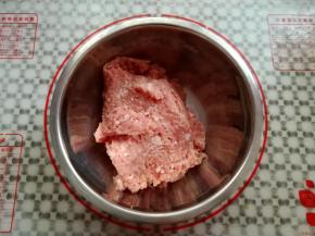 再拿一只干净的盆子，把肉沫放进去