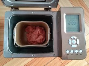 搅拌结束的肉沫（显示2小时是面包机搅拌结束后自动回到初始菜单）