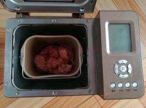 搅拌5分钟后放入调味料，继续搅拌