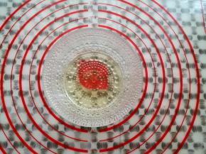 取干净的小碗，放入30克蜂蜜加入30克水混合均匀