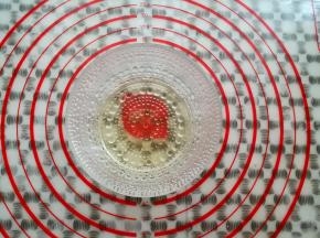 取干净的小碗，放入30克蜂蜜加入30克水混合均匀