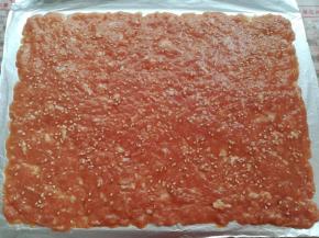 用擀面杖或者硅胶刮刀把肉沫抹成0.3mm厚的大肉块，尽量的厚度一样，避免烤的过程中有些还没熟，有些已经焦了