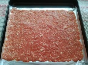 把肉沫转移到烤盘里，刷一层蜂蜜水，再撒上适量的白芝麻，预热烤箱上火150度，下火160度