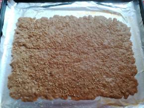 烤到肉沫大量出水后取出烤盘，用另外一只手戴上一次性手套扶住肉饼，倒掉多余的水份，放回烤箱继续烤