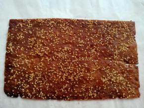 猪肉脯烤熟后取出放凉，切掉边缘烤焦的部分