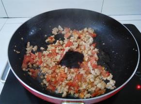 炒到番茄丁出汁，加盐，蚝油或者生抽调味