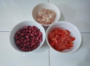 花生去壳，猪肉剁成肉末，番茄切丁