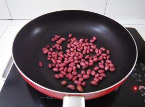凉锅里倒入花生，小火翻炒2分钟
