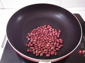 锅里的花生有吧嗒响的时候放入少量食用油，看到花生皮有裂缝关火，盛出花生放凉备用