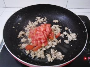 肉末炒干水份，放入番茄丁继续小火翻炒