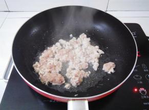 热油锅里放一点点食用油，倒入肉末翻炒2分钟，结团的用锅铲翻炒压碎