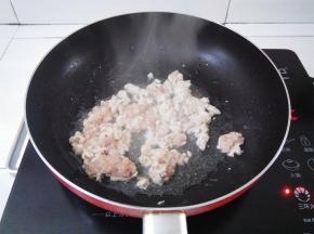 热油锅里放一点点食用油，倒入肉末翻炒2分钟，结团的用锅铲翻炒压碎