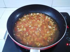 加入2小碗的水，想要汤汁浓一点的可以水少一点