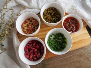 准备各种喜欢的配料，桂林米粉比较常见的配料有花生，酸豆角，葱花，辣椒等等