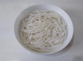 取碗装温水，把米粉洗散，洗的过程中动作要轻一点，鲜榨米粉比较软，没有干米粉的韧性