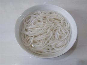 取碗装温水，把米粉洗散，洗的过程中动作要轻一点，鲜榨米粉比较软，没有干米粉的韧性