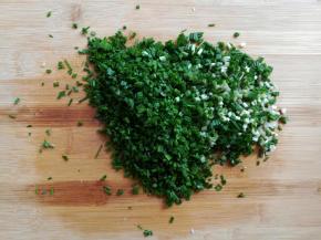 野葱叶子切碎备用