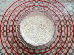 面粉，淀粉，胡椒粉混合均匀