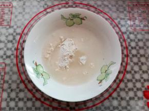 准备干净的大碗，放入面粉，水