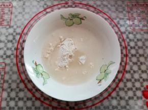 准备干净的大碗，放入面粉，水
