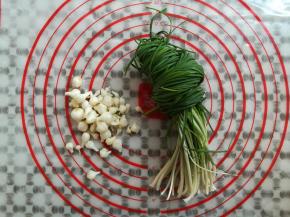 野葱洗净，分开叶子和根部