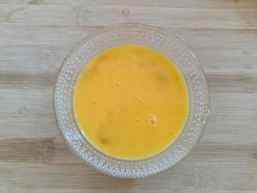 鸡蛋去壳搅拌均匀