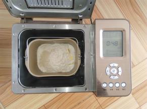 主配方中所有材料放入面包机，选择发面程序（发面包括和面和一次基础发酵）