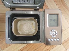 主配方中所有材料放入面包机，选择发面程序（发面包括和面和一次基础发酵）