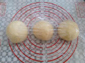 面团取出平均分成3份，排气滚圆，盖上保鲜膜室温下松弛15分钟