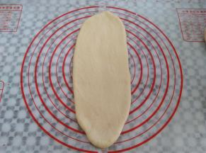 取一个面团擀成长的牛舌状