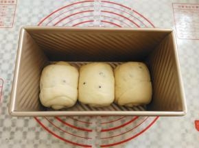 所有的面团放入土司盒，进烤箱中进行二次发酵