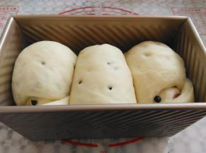 发酵到土司盒的8分满取出，预热烤箱165度