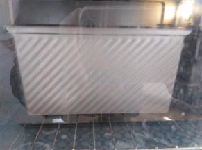 土司盒放入底层165度烤35分钟