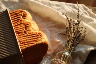 土司烤熟出炉后脱模放凉