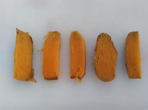 红薯切成0.5cm厚度的片状