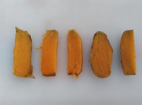 红薯切成0.5cm厚度的片状