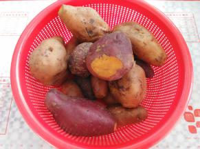 用筷子能轻松插进红薯里就是熟好了