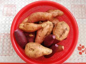 放焉了的红薯洗净，去掉首尾的皮