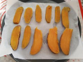 把切好的红薯放到垫了油纸的盘子里