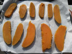 红薯皮撕掉，放到太阳下晒2-3天