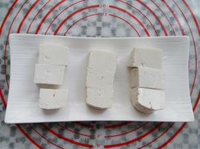 用小刀把豆腐分割成9小块