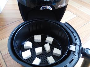 空气炸锅200度预热5分钟，小豆腐块放入炸篮中，豆腐块在炸的过程中会膨大，需要预留一些位置，200度15分钟