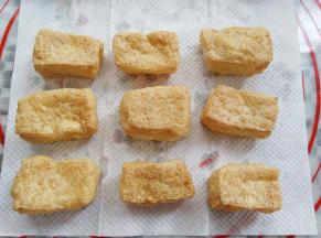 炸好的油豆腐取出放凉