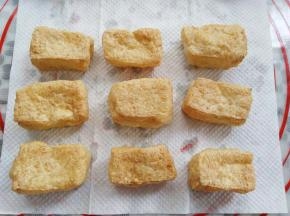炸好的油豆腐取出放凉