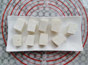 每一个小豆腐块的6个面都刷一层薄薄的食用油