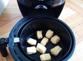 炸到8分钟的时候取出翻面，继续炸完设定时间就可以了