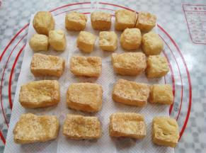 2块水豆腐炸了好多的成品出来