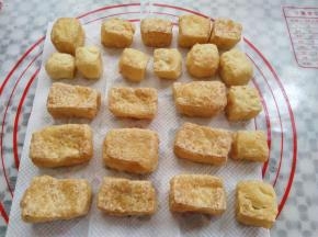 2块水豆腐炸了好多的成品出来